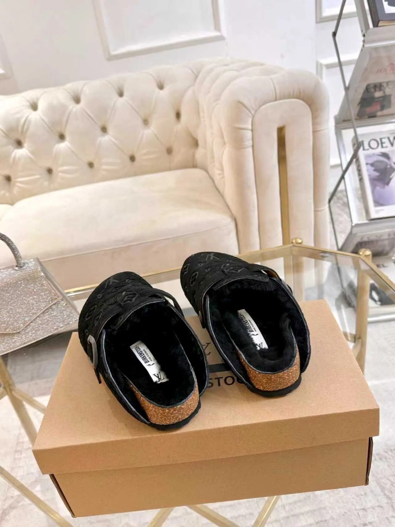 p600 ✨ LV wool slippers for couples｜Even the toes exude a sense of luxury ✨ We have achieved the ultimate restoration of the "high version" of this pair of LV classic Birkenstock slippers, with the mark of luxury in every detail. 👫 ▫️ Original jacquard with delicate cowhide leather, retro texture is at your fingertips; ▫️ 100% pure wool lining, wearing barefoot is like stepping on clouds, skin-friendly, breathable and not sweaty; ▫️ Three-dimensional toe cap + non-slip rubber sole, safe and secure when walking in the wind.  The belt buckle and presbyopia elements are embellished, revealing the aura of a big-name brand in a low-key manner. Whether it is on a date or out on the street, every step is like walking in the middle of a show.  Pair it with jeans for a lazy and casual look; with a coat and skirt, it will look elegant. With one pair of shoes, you can easily switch between multiple styles, and you never have to be deliberate about the sense of luxury.  #LVcouples #high-endwear #lightluxurylife #quality recommendation Fabric: classic presbyopia/imported sheepskin/classic jacquard fabric Lining: imported wool lining Sole: original rubber sole Size: Female 35-41 Male 38-46